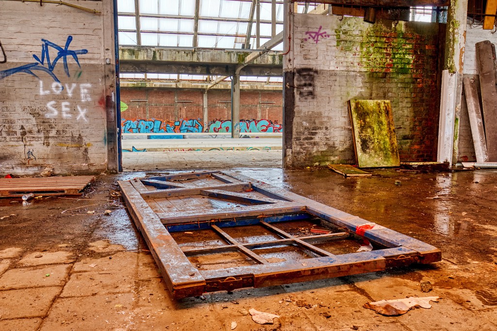 HDR gare montzen belgie belgique urbex decay verlaten station graffiti spoorweg trein train chemin de fer Junkyard abandoned abondonne trash